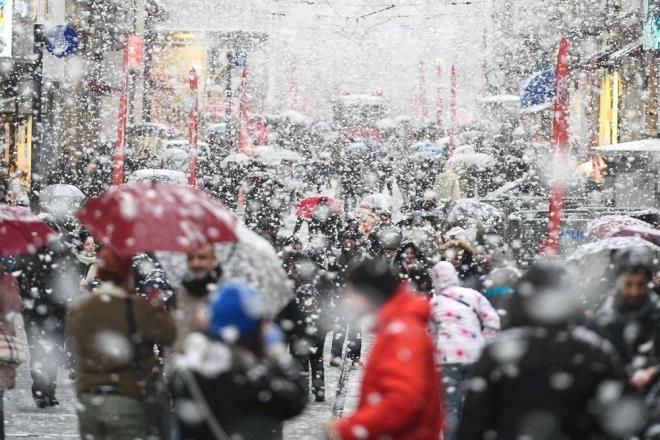 Sibirya'dan gelen souk hava dalgas yurdun birok blgesinde olduu gibi stanbul'da kendini gsterdi.     aramba gn balayan kar ya, kentin ykseklerini beyaza brd.    Vatandalara kar yann cuma gn etkisini artraca ve haftasonu devam edecei konusunda pe pee uyarlar yapld.     Megakentte okullar bugn de tatil edildi.     Motosiklet ara ve kuryelerin trafie k da ikinci bir duyuruya kadar yasakland.