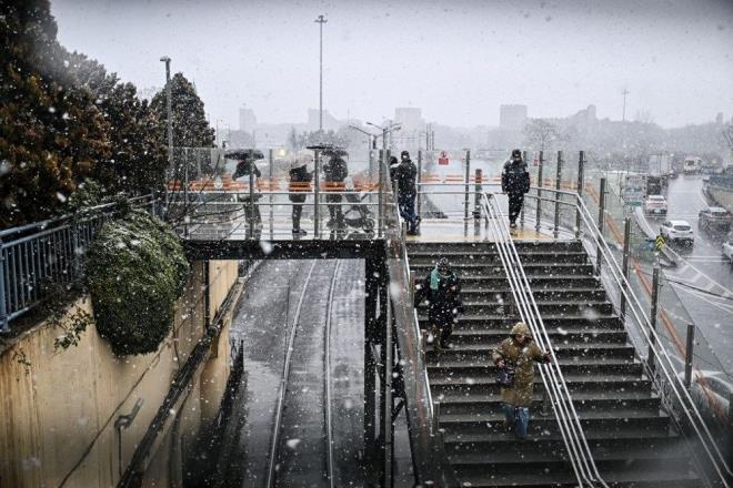 STANBUL?DA BUGN OKULLAR TATL M?     stanbul Valisi Davut Gl, megakentte tm okullarn yarn tatil edildiini belirtti:     Gl, "Kymetli stanbullularn ve rencilerimizin olumsuz hava koullar sebebiyle maduriyet yaamamas iin Valiliimizce resmi-zel tm okullar, halk eitim merkezleri, olgunlama enstitleri, zel retim kurslar, motorlu tat src kurslar, muhtelif kurslar, zel eitim ve rehabilitasyon merkezleri, resmi okullardaki destekleme ve yetitirme kurslar ile zel okullardaki takviye kurslar da dahil olmak zere btn eitim kurumlarnda 'yz yze eitim' faaliyetlerine 21 ubat 2021 Cuma gn 1 gn sreyle ara verilmitir" eklinde konutu.