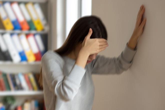 SGARA FEL RSKN NASIL ARTIRIYOR?    Uzmanlara gre sigara, atardamarlar daraltarak beyne giden kan akn kstlyor. Bu durum, kan phtlarnn olumasn kolaylatrarak fel riskini artryor. Sigaray brakmak bu riski zamanla azaltabilir, ancak aratrmalar, sigaray brakan bireylerin be yl boyunca sigara imeyenlere kyasla daha yksek fel riski tadn gsteriyor.    2004-2005 yllarnda 39 ya altndaki fel vakalarnn yzde 52,8?ini erkekler olutururken, bu oran 2023-2024 yllarnda neredeyse te ikiye ykseldi. Kadnlarn oran ise yzde 42,3?e dt.