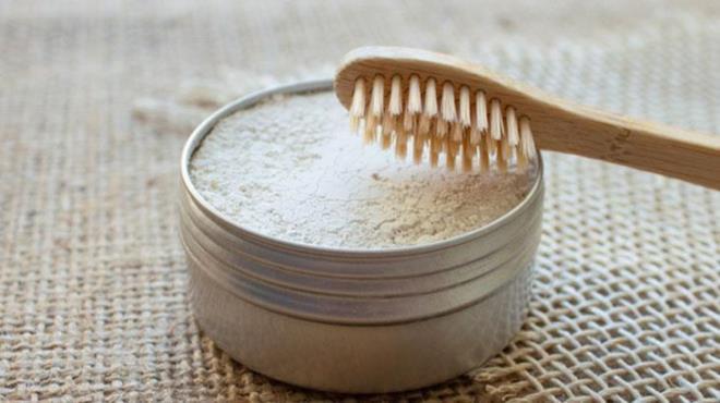 Karbonat, andrc bir yapya sahip olduu iin dilerin d yzeyini kaplayan mine tabakasna zarar verebilir. Mine tabakasnn incelmesi, dilerde hassasiyete, rk oluumuna ve sararmaya yol aabilir.