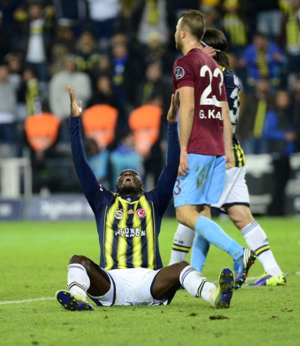 Derbide futbolcular birbirine girdi