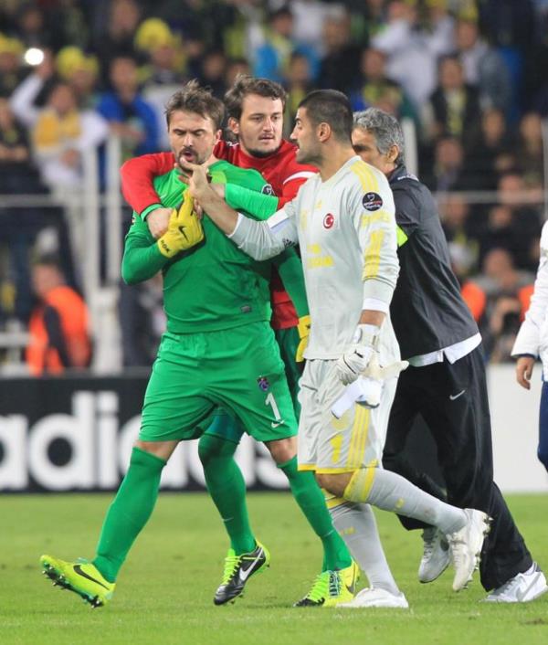 Derbide futbolcular birbirine girdi