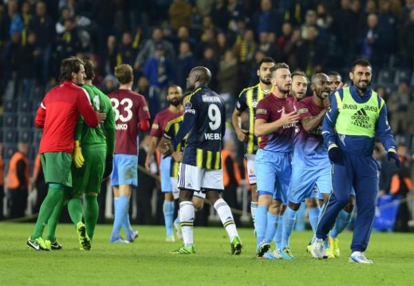 Derbide futbolcular birbirine girdi