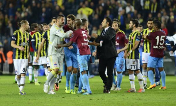 Derbide futbolcular birbirine girdi