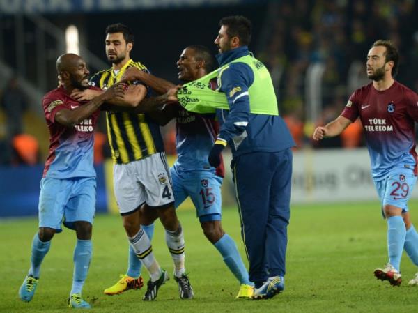 Derbide futbolcular birbirine girdi