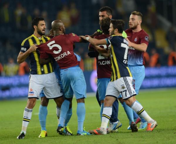 Derbide futbolcular birbirine girdi