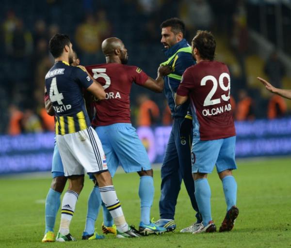 Derbide futbolcular birbirine girdi