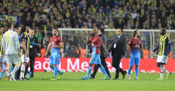 Derbide futbolcular birbirine girdi