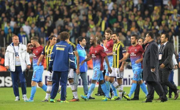 Derbide futbolcular birbirine girdi