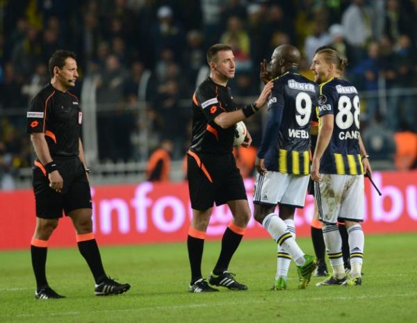 Derbide futbolcular birbirine girdi