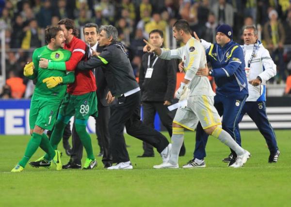 Derbide futbolcular birbirine girdi