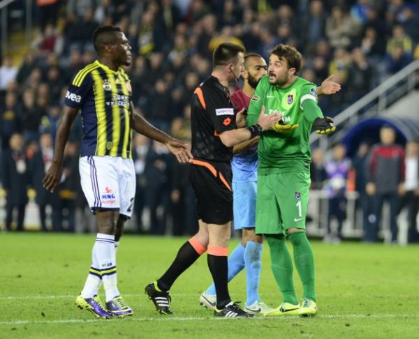 Derbide futbolcular birbirine girdi