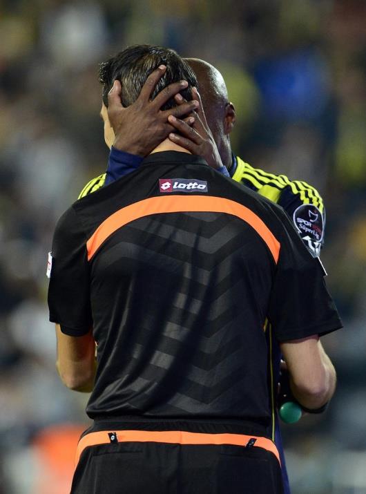 Derbide futbolcular birbirine girdi