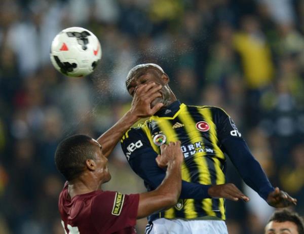 Derbide futbolcular birbirine girdi