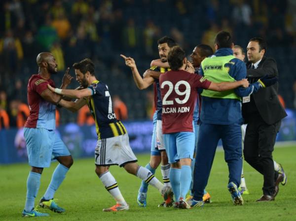 Derbide futbolcular birbirine girdi