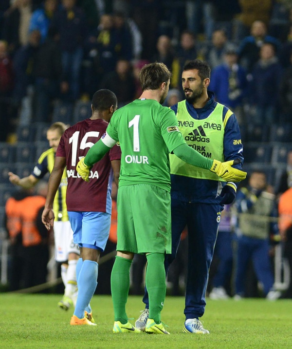 Derbide futbolcular birbirine girdi