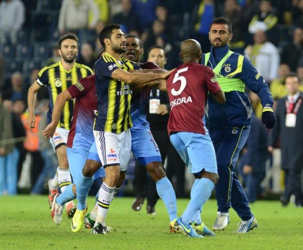 Derbide futbolcular birbirine girdi