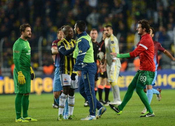 Derbide futbolcular birbirine girdi