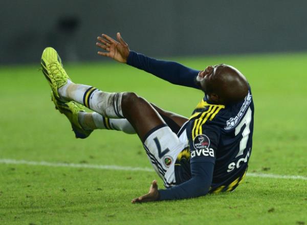 Derbide futbolcular birbirine girdi