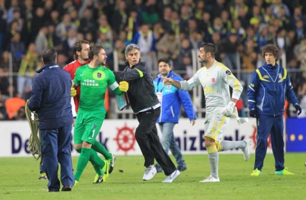 Derbide futbolcular birbirine girdi