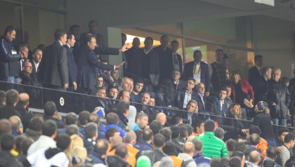 Derbide futbolcular birbirine girdi