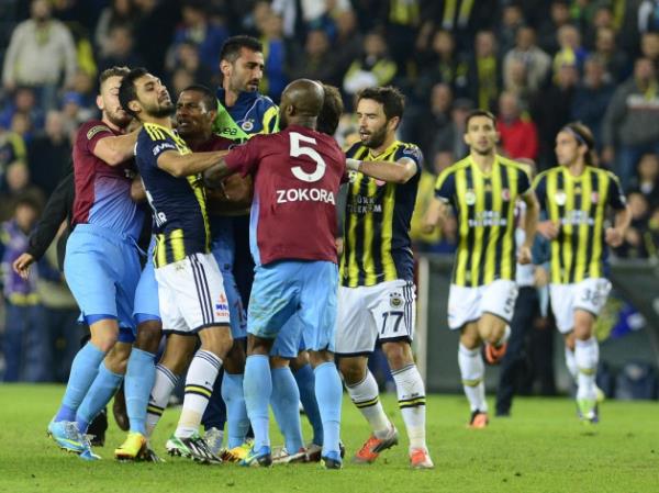 Derbide futbolcular birbirine girdi