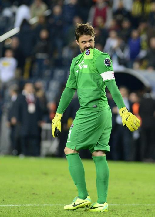 Derbide futbolcular birbirine girdi