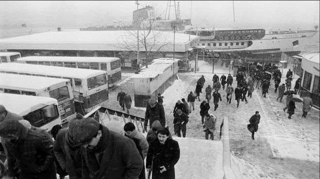 Anl Ekin Gm<br>    stanbul'un tarihinde birok unutulmaz k yaand. 1987 Mart k ahit olanlarn hala hafzalarnda... 1987 knda, Balkanlar'dan gelen kar frtnas ehri etkisi altna ald, kentin simgesi ve en nemli ulam aks olan Boazii Kprs'nn bile halatlar kopmutu