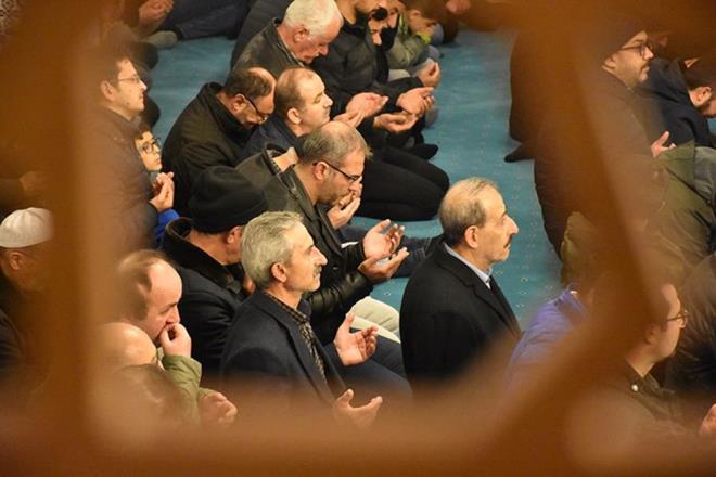 LK TERAVH NAMAZI NE ZAMAN KILINACAK?  <p>    Bu yln ilk teravih namaz, 28 ubat Cuma gn yats ezannn ardndan camilerde klnacak.<BR>    Szlkte rahatlatmak, dinlendirmek anlamlarna gelen tervha kelimesinin oulu olan teravih, din bir terim olarak, Ramazan aynda, yats namaz ile vitir namaz arasnda klnan nafile namaz demektir.