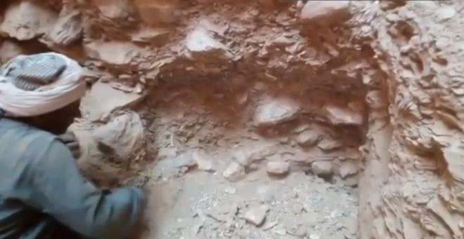 YAKLAIK BR AY NDE TM YAPI ORTAYA IKACAK    Britanya-Msr ortak ekibi, tnel kazmann ok tehlikeli olduu deerlendirildii iin, u anda mezar elle ortaya karmak iin alyor.    Dr. Litherland, "Yaklak bir ay iinde tm yapy ortaya karabileceimizi dnyoruz." dedi.    Ekip, ilk mezar kraliyet kadnlarnn mezar yerleriyle ilikilendirilen bir blgede bulmutu, ancak gm odasna girdiklerinde duvar sslemeleri olduunu fark ettiler bu, bir firavuna ait olduunun iaretiydi.    Dr. Litherland, "Tavann bir ksm hala salamd. Maviye boyanm ve zerinde sar yldzlar vard. Mavi tavan ve sar yldzlar yalnzca krallarn mezarlarnda bulunur." diye konutu.