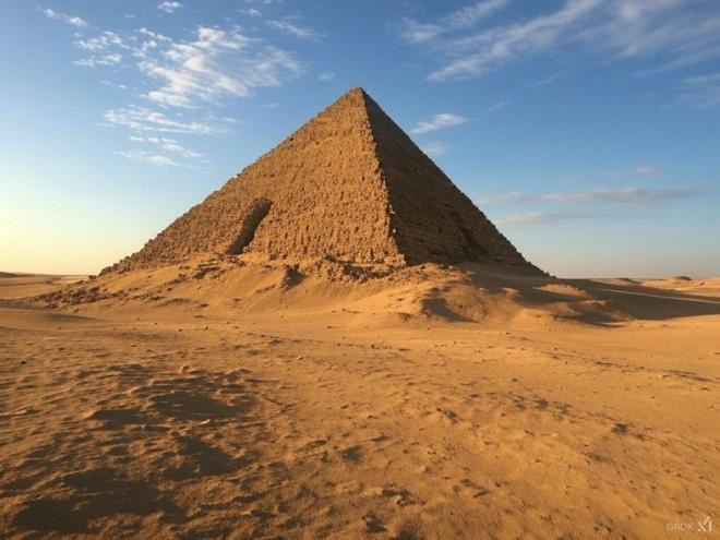 LM SONRASI YAZIT BULUNDU    Dr. Litherland, ikinci mezarn 23 metre yksekliinde kireta, kl, moloz ve amur svadan oluan yapay bir ynn altnda bulunduunu dnyor.    Antik Msrllar tarafndan Bat Vadileri'nde, Teb Nekropol?nn Luksor kenti yaknlarndaki bir dan paras gibi grnmesi iin tasarland tahmin ediliyor.    lk mezar bir elalenin arkasnda bulunmutu ve bu yzden sel sularna maruz kald dnlyor.    Msrbilimciler ilk mezar ararken, 2. Thutmose?un ei ve vey kz kardei Hatepsut tarafndan mezar ieriinin yakndaki ikinci bir yere tandn belirten lm sonras bir yazt buldular.