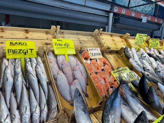 Fiyatlar bir miktar dt. Karadeniz hamsisi 300 TL, Marmara hamsisi 400 TL, istavrit 200 TL, sardalya ise 200 TL'den satlyor. Ramazan'da fiyatlarn daha da uygun olmasn bekliyoruz" dedi.