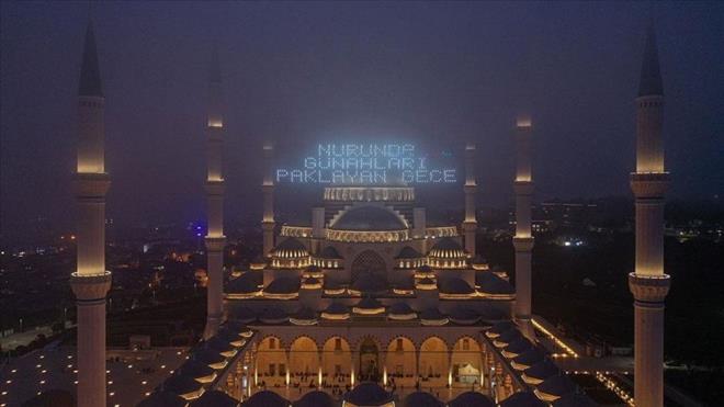 TERAVH NAMAZININ HKM NEDR?    Szlkte rahatlatmak, dinlendirmek anlamlarna gelen tervha kelimesinin oulu olan teravih, din bir terim olarak, Ramazan aynda, yats namaz ile vitir namaz arasnda klnan nafile namaz demektir.    Resl-i Ekrem (s.a.s.) ashabyla beraber cemaat hlinde bu namaz klm, onlarn itiyakn grnce farz olur endiesiyle cemaatle klmay terk ederek yalnz klmaya devam etmitir (Buhr, Salt?t-tervh, 1; Mslim, Salt?l-Msfirn, 177-178). Yine Hz. Peygamber, ?Kim inanarak ve sevabn Allah?tan bekleyerek Ramazan namazn (Teravih) klarsa, onun gemi gnahlar balanr.? (Buhr, Salt?t-Teravih, 1; Mslim, Salt?l-Msfirn, 173) buyurarak teravih namazna tevik etmitir. Bu bakmdan teravih namaz, erkek ve kadnlar iin snnet-i mekkededir.    Teravih namazn drt rektta bir selam vererek klmak caiz ise de, iki rektta bir selam vererek klmak daha faziletlidir. Bu namazn her drt rektnn sonunda bir miktar oturup dinlenmek mstehaptr.