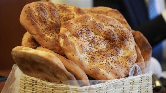 RAMAZAN PDES BU YIL NE KADAR OLACAK?    Trkiye Frnclar Federasyonu Bakan Halil brahim Balc, ramazan aynda stanbul ve Ankara'da 250 gram pidenin yeni fiyatnn 20 TL olarak belirlendiini duyurdu.    stanbul Bykehir Belediye (BB) Bakan Ekrem mamolu, Halk Ekmek'te retilecek 350 gram ramazan pidesinin 15 liradan satlacan duyurdu. Pide fiyatlar Halk Ekmek'te geen sene 10 lirayd.