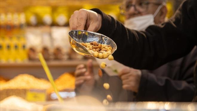 KURUYEMLER    Kuruyemiler ve ekirdekler besin asndan youn kaynaklardr ve daha gen grnmenizi ve hissetmenizi salayabilir. Ceviz, badem ve keten tohumlarnn hepsi salkl bir cildin anahtar olan ve iltihapla savaan omega-3 ya asitleri asndan zengindir.    Omega-3'ler cildinizi nemli tutar ve hatta krklklar daha az fark edilir hale getirebilir. Kuruyemilerle birlikte tohumlar da cildinizi zararl gne nlarna kar koruyan antioksidan olan E vitamini kaynadr.    Bu, diyetinize salkl yalar sokmann harika bir yoludur: kk bir avu kark kuruyemi veya yourdunuza chia tohumu serpin.