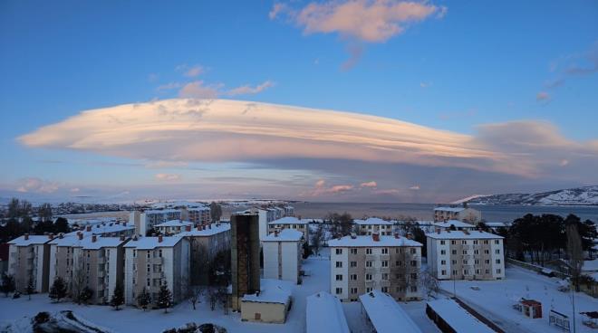 Tatvan'da ortaya kan bu doa olay, gn nn deiimiyle farkl renk tonlarna brnd. zellikle gn batmna doru altn ve turuncu renklere dnen mercek bulutu, gkyzne esiz bir estetik katt. Blge halk ve doa fotoraflar, bu an lmszletirmek iin telefonlarna ve kameralarna sarld.