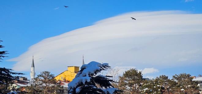 Bilimsel ad ''lenticularis'' olan mercek bulutlar, genellikle dalk blgelerde grlr. Rzgr akmlarnn dalarla etkileime girmesi sonucu oluan bu bulutlar, ou zaman UFO benzeri ekilleriyle dikkat eker. Tatvan ve evresi, Nemrut Da ve Van Gl gibi corafi unsurlaryla bu tr atmosfer olaylarnn gzlemlenmesine olduka elverili bir blge.