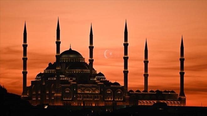 Hasretle beklenen Ramazan ayna az bir zaman kald. On bir ayn sultan ramazann ilk teravih namaz 28 ubat Cuma gn klnacak, 28 ubat' 1 Mart'a balayan gece sahura kalklacak ve ayn gn ilk iftar yaplacak. te yandan bu yln Kadir Gecesi tarihi de merak konusu oldu. te, 2025 Kadir Gecesi idrak tarihi...