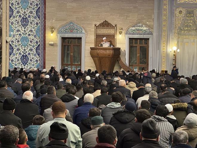 2025 KADR GECES NE ZAMAN?    Oru, teravih namaz, fitre, mukabele ve Kur'an- Kerim'in hatmedilmesi gibi ibadetlerin ifa edildii ve ihtiya sahiplerinin her zamankinden daha fazla gzetildii bu ayda, Kur'an- Kerim'de "bin aydan daha hayrl" olduu bildirilen Kadir Gecesi 26 Mart'ta idrak edilecek.