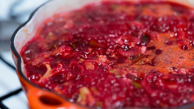 PARLAK BR CLT    Parlayan bir cilde sahip olmak istiyorsanz, biraz pancar rendeleyin ve iki kak lor ve bir kak bal ekleyin. Hepsini kartrn ve yznzde 15 dakika bekletin. Ykayn ve tazeliinin tadn karn.    AYDINLIK CLT    Parlak bir lt iin, pancardan kaln bir macun oluturabilir ve bir kak sandal aac tozu ekleyebilirsiniz. C vitamini asndan zengindir, iki hafta iinde sonular kademeli olarak greceksiniz. Bu macunu her gn 15 dakika tutun ve deiimi grn.