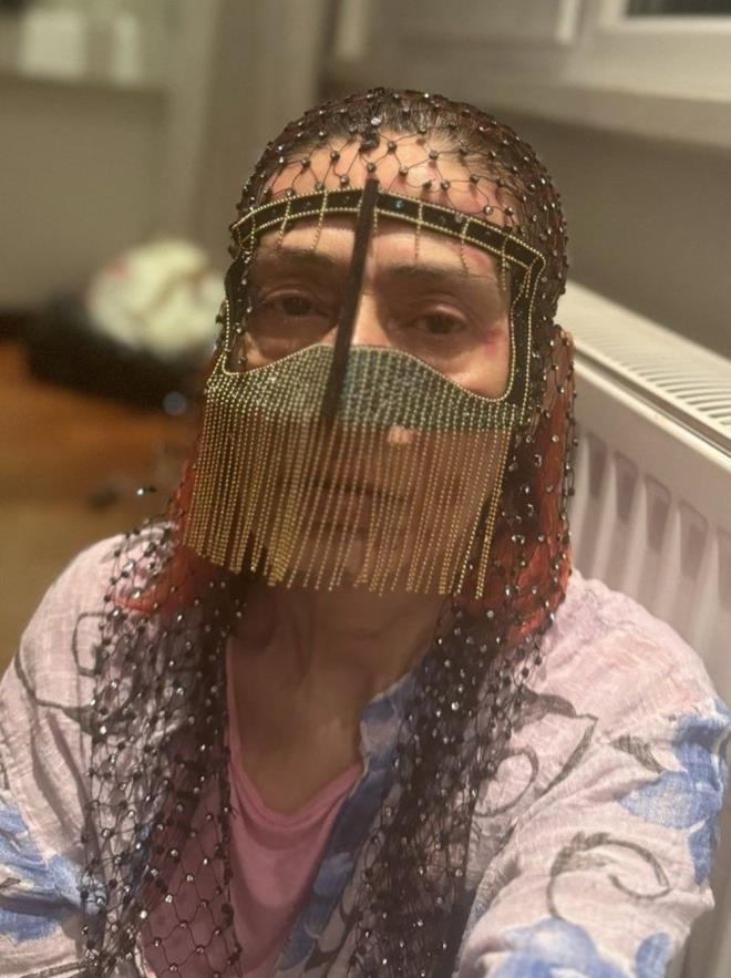 Yldz Tilbe daha sonra tal bir maske giiymi ve pozlarn takipileriyle paylamt.