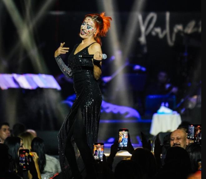 Yzndeki renkli beneklerle konser veren arkcnn son grnts hayranlarn artt.