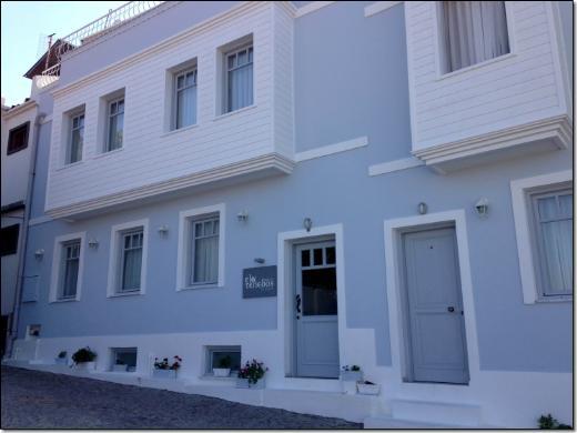 <p><b>Ela Tenedos Oteli, Bozcaada </b></p>  Zeynep Erekli (Bone Dergisi Yaynlar Direktr)   <p>Rum Mahallesi'nin yukar ksmlarnda ald. Hem merkeze birka adm uzaklkta, hem de sessiz ve sakin.</p>  <b>Neden imdi?</b> Kimilerinin yaz aylarnda bile yzmek iin souk bulduu Bozcaada'da deniz, Eyll ve Ekim aylarnda artc bir ekilde lk olur. Ayrca pek ok turist iin yaz tatillerinin vazgeilmezi olan Bozcaada'y sonbaharda gerek mdavimlerinin hakimiyetinde grmek harika.  <p><b>Gitmiken ne yenir?</b> Lodos Restoran'da deniz rnleri, yannda mevsim pazarndan taptaze sebzeler ve otlar. Ada kalamarnn da tam zaman. </p>  <b>Hava durumu En yksek 18, en dk 7 derece.</b>  <p> (530) 666 66 02</p>