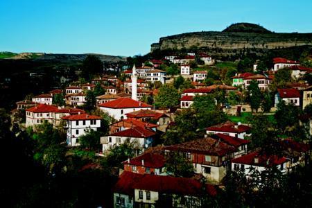 Kurban Bayram kapda ve siz hl tatil program yapmadnz. Belki "son dakika tatil" fikri gznz korkutuyor, belki de yollar gznzde byyor. yi bir haberimiz var, ge kalm deilsiniz. te "son dakika tatilcileri iin, Kurban Bayram'nda gidebileceiniz 20 yer