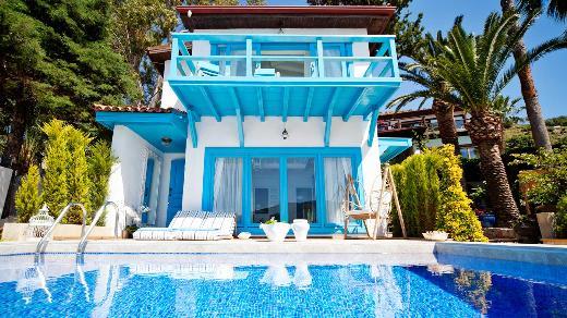 <p><b>Sabrina's House, Bozburun</b></p>  zlem Avcolu (Seyahat yazar, travelmodus.com)  <p><b>Ne yenir?</b> Bozburun Yacht Club'n kahvaltsn ve deniz mahsul mezelerini mutlaka deneyin.</p>  <b>Neden imdi?</b> Ekim ortas Bozburun iin mkemmel bir zaman. Sakin ve dingin bir ortamda denize girebileceksiniz.  Hava durumu En yksek 22, en dk 7 derece.   <p>(252) 456 2045</p>