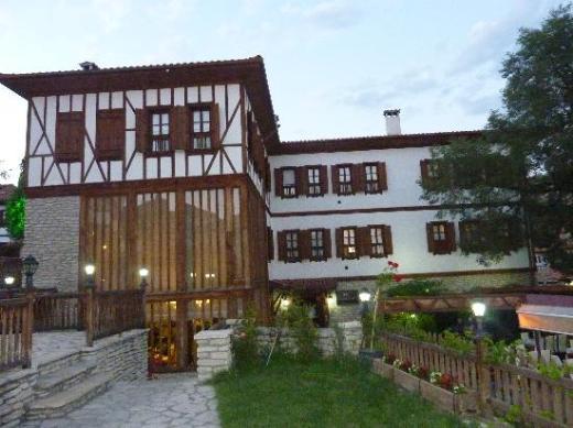 <p><b>mren Konak, Safranbolu </b></p>  Vedat Atasoy (z Tv Belgesel Ynetmeni)   <p>Safranbolu'nun tarihi meydannda konulanm heybetli bir konak. </p>  <b>Neden imdi?</b> Sonbaharn binbir rengini, grkemli konaklarda yaamak isteyenler iin Safranbolu'nun tam zaman! </p>  <p><b>Gitmiken ne yenir?</b> Eyvan Lokantas'nda menemen, peruhi, etli yaprak sarma, erite, mant ve zellikle tarhana orbas</p>   <b>Hava durumu En yksek 17, en dk 2 derece. </b>  <p>(370) 725 2324 </p>