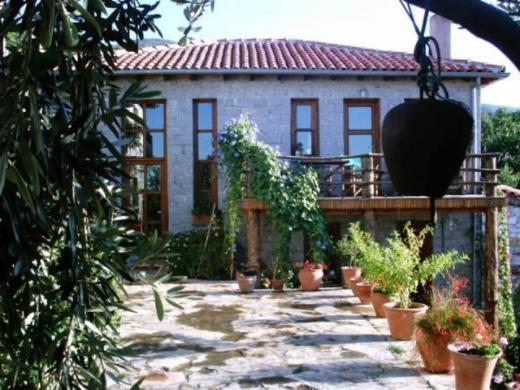 <p><b>Zeytinba Otel, Kazdalar</b></p>  Reyan Tuvi (Seyahat yazar)  <p>Srf Erhan eker'in yaratt zgn lezzetler iin bile kalnr!</p>  <b>Gitmiken ne yenir?</b> Zeytinli Ky'nde zeytinya uzman Esen Kardeler'den erken hasat zeytinya, gnete kurutulmu biber salas, lor peyniri ve karadut reeli alnmal.  <p><b>Neden imdi?</b> Sonbahar otlar ebegmeci, srgan otu, turp otu, eek helvas, radika yzn gsterdi. Sonbahar balklar da tezgahlarda.</p>  Hava durumu En yksek 10, en dk 3 derece.   <p>(266) 387 37 61</p>