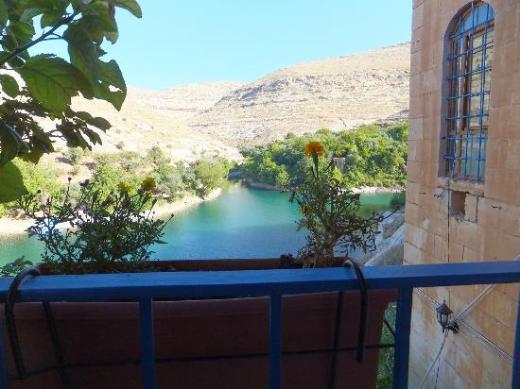 <p><b>Halfeti Socrates Antik Konukevleri, anlurfa </b></p>  zcan Yksek (Atlas Dergisi Genel Yayn Ynetmeni)  <p>Frat Nehri zerinde yer alan, nehir manzaral, ark keli, yeil baheli otantik bir otel.</p>  <b>Gitmiken ne yenir?</b> Halk arasnda "abut" olarak bilinen, Frat'tan tutulan balk artk pek nadir bulunsa da, ile merkezindeki Sahil Lokantas'nda yiyebilirsiniz.  <p><b>Neden imdi?</b> 15'inci Trkiye Ku Konferans, 11-13 Ekim tarihleri arasnda Halfeti'de dzenleniyor.</p>  Hava durumu En yksek 21, en dk 15 derece.   <p>(414) 751 50 22</p>