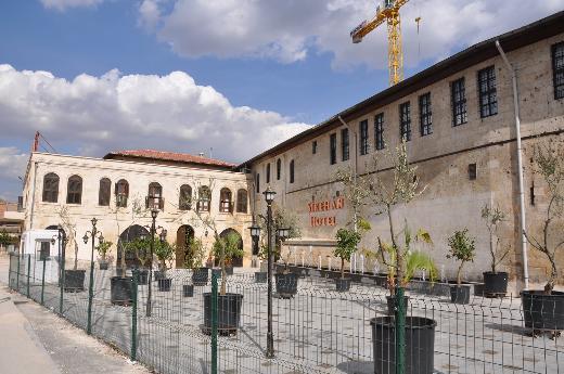 <p><b>irehan Otel, Gaziantep</b></p>  Ahmet mit (Yazar)  <p>irehan'da kalmal, Mozaik Mzesi ve Yesemek Ak Hava Mzesi'ndeki yarm kalm heykeller mutlaka grlmeli.</p>  <b>Gitmiken ne yenir?</b> mam ada'ta kebap, merkezde katmer ve nohut drm.  <p><b>Neden imdi?</b> Gaziantep'i sonbaharda gezmek bir baka gzel.</p>  Hava durumu En yksek 20, en dk 9 derece.   <p>(342) 221 0011</p>