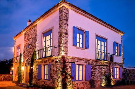 <p><b>Kurabiye Otel, Alaat </b></p>  zge Altnok Lokmanhekim (Blog/seyahat yazar - seyahatperest.com)  <p>Mmknse st kattaki odalardan birini tercih edin ve be ay saatinde taze pien lorlu kurabiyelerin tadna bakn.</p>  <b>Gitmiken ne yenir?</b> Asma Yapra Restoran'da domatbast, kabak sinkonta ve patlcanl pilav.  <p><b>Neden imdi?</b> Yazn tatile gelen yerli yabanc turist artk ayan ekiyor. Plajlar sakin, restoranlarda yer bulmak kolay. Alaat bu mevsimde kafa dinlemek iin ideal.</p>  Hava durumu En yksek 22, en dk 10 derece.   <p>(232) 716 09 01</p>